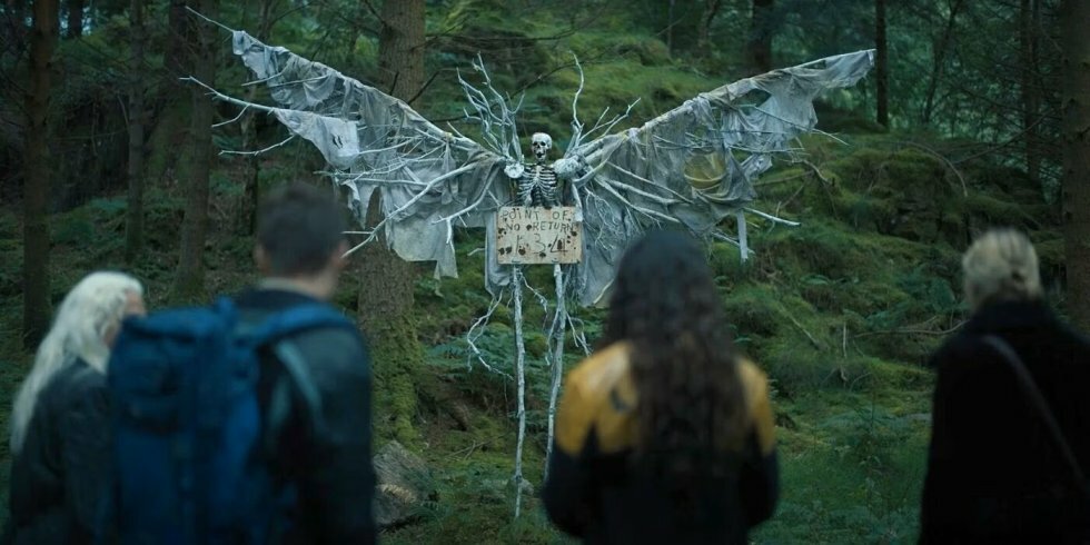 Fanget i en skov og jaget af mystiske væsner om natten - se ny trailer til gyserfilmen The Watchers