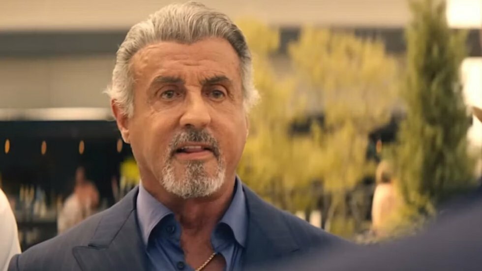 Sylvester Stallone uddeler tæsk og laver business i første trailer til Tulsa sæson 2