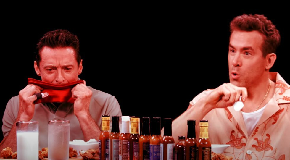 Hugh Jackman og Ryan Reynolds går i krig sammen mod dødens hotwings i Hot Ones