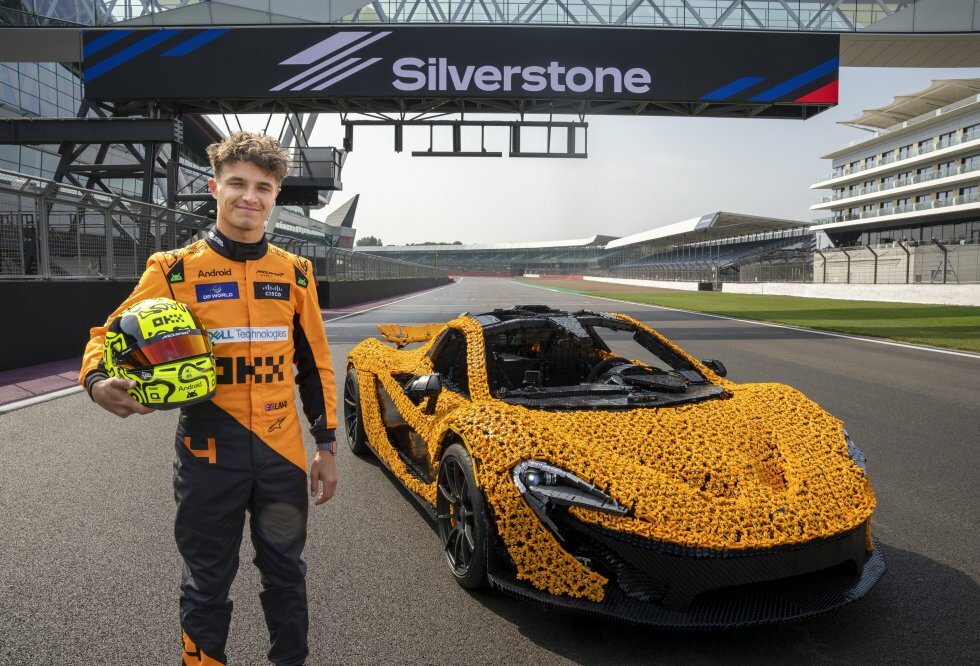 Lando Norris tager en LEGO-bygget McLaren P1 rundt på Silverstone!