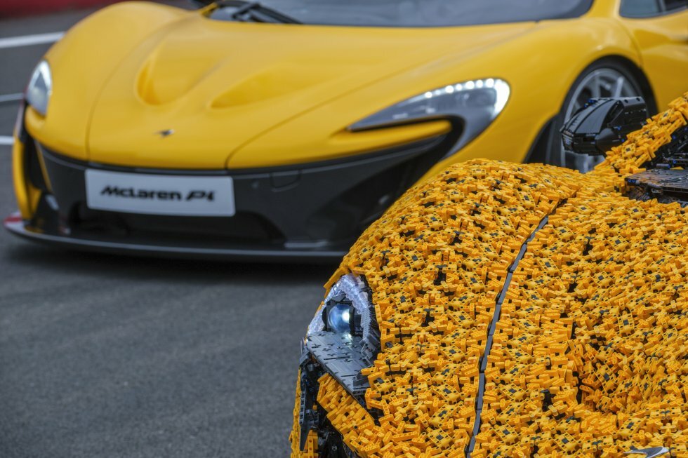 Se flere af de fede detaljebilleder i galleriet. - Lando Norris tager en LEGO-bygget McLaren P1 rundt på Silverstone!