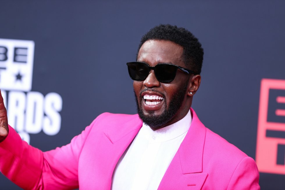 Diddy har efter sigende solgt stjernespækket Hollywood freak-sextape på nettet for 3,2 millioner kroner