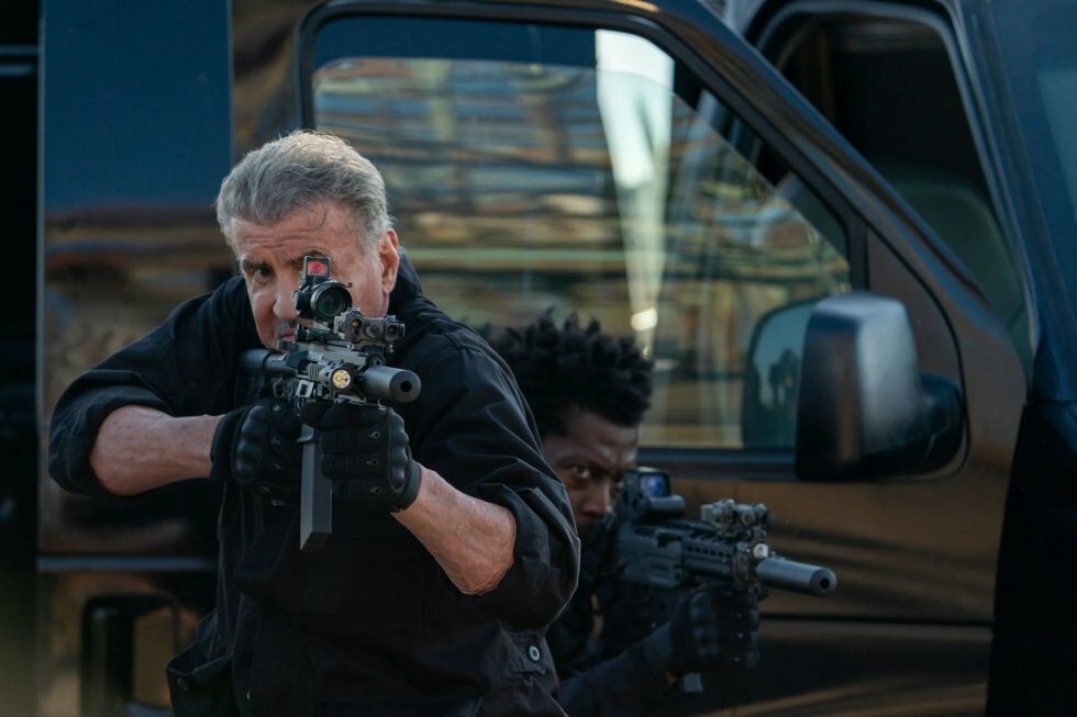 78-årige Sylvester Stallone pløkker badguys i første trailer til heist-thrilleren Armor