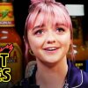 Maisie Williams Shivers Uncontrollably While Eating Spicy Wings | Hot Ones - Maisie Williams spiser "hotwings" og fortæller Game of Thrones-hemmeligheder på Hot Ones