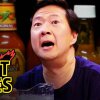 Ken Jeong Performs a Physical While Eating Spicy Wings | Hot Ones - Se Ken Jeoing gennemgå Hot Ones smertehelvedet