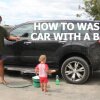 HOW TO WASH A CAR WITH A BABY - Genial far viser: Sådan får du dit spædbarn til at vaske din bil
