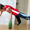 one arm up on the botle - Verdens stærkeste dreng: Se 10-årig lave push-ups fra flaske