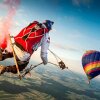Skydivers Play on the ULTIMATE Mega Swing - Sky-divere svinger sig i MEGA-gynge flere kilometer over jorden
