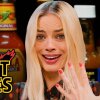 Margot Robbie Pushes Her Limits While Eating Spicy Wings | Hot Ones - Margot Robbie prøver kræfter med Hot Ones