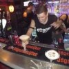 Double Trouble Cocktails - Bartender åbner øl, mens han får stød i armene
