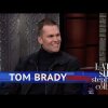 Tom Brady Chugs A Beer In One Gulp - Se NFL spiller Tom Brady drikke øl om kap med Stephen Colbert i The Late Show 