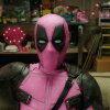 A Very Special Message from Deadpool - Ryan Reynolds udlodder en lyserød version af Deadpool dragten