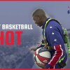 Amazing 583-Foot Basketball Shot | Harlem Globetrotters - Vanvittigt basketskud: Rammer kurven på 200 meters afstand