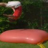 Giant 6ft Water Balloon - The Slow Mo Guys - Video: Ouch! Så vildt ser det ud i slow-motion, når strømpistolen lammer dig