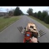 Big block chevy lawnmower road test - Vild Video: Mand putter kæmpe motor på sin havetraktor