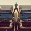Se Van Damme gå i split - mellem to lastbiler