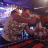 Bartender åbner øl, mens han får stød i armene
