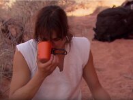 Michelle Rodriguez spiser mus kogt i urin. Hendes egen urin!
