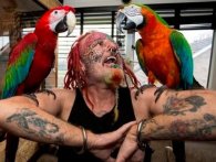 Bizar verden: Se hvilke kropsdele denne mand har skåret af for at ligne en papegøje
