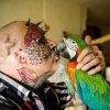 SWNS - Bizar verden: Se hvilke kropsdele denne mand har skåret af for at ligne en papegøje