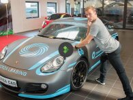 En Porsche Cayman R, Simon Talbot og et vanvittigt sjovt interview