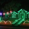 Blinkende techno-lys og hård bas: Her får du det vildeste jule-hjem på kloden 