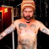 Tattoo-besat mand får opereret et kranie ind i hånden