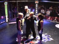 Chickfight: 68-årig MMA-kæmper mod 24-årig: Hvordan tror du at det ender? 