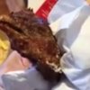 YouTube - Mand finder noget vanvittigt ulækkert i sin fried chicken-menu