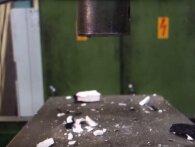 Se hvordan et voldsomt metal-stempel smadrer bowling-kugler, LEGO-klodser og golf-bolde i slowmotion