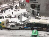 Kaos i Canada: Politibil, busser og sneplov brager sammen på spejlglat vej