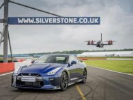 Duel: Nissan GT-R mod en drone på Silverstone