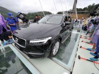 2 tons Volvo på en glasbro: Her forsøger kinesere at bevise, at broen er sikker