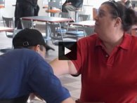 Populært prank-show til Danmark: Se kundens reaktion når burger-ekspedient kysser hende på armen