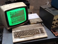 Denne MEGET gamle Commodore 64 bruges stadigvæk til at drive et autoværksted med