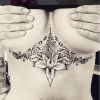 Kvinder tatoverer deres underboobs i den seneste tattoo-trend
