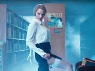 Margot Robbie forfører fem drenge som fræk og sexet bibliotekar