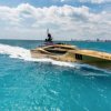 Denne guldbelagte yacht til 190.000.000 kroner er alt hvad verdensmanden behøver