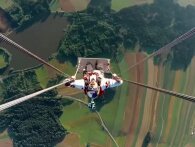 Sky-divere svinger sig i MEGA-gynge flere kilometer over jorden