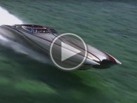 Denne overdrevne speedbåd med 3.000 hk racer gennem vandet med næsten 300 km/t