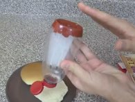 Fedt trick: Sådan får du nemt de sidste dråber ud af ketchup-flasken