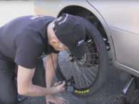Det sker der når man erstatter et af sine bilhjul med et cykelhjul