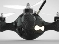 Den her kulfiber-drone er så stærk, at selv verdens ringeste pilot ikke kan smadre den