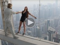 Vanvittigt photoshoot: Model hænger fra 77. etage UDEN sikkerhedsudstyr