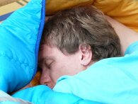 Forskning fastslår: Du bliver lykkelig af at sove til middag