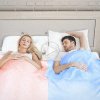 Ny dyne løser parforholdets store søvn-problem - og den reder sig selv helt automatisk