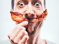 Nyt studie: Folk der spiser kød er lykkeligere end vegetarer og veganere