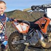 4-årig knægt er allerede en motocross-superstjerne - se ham ræse her i videoen