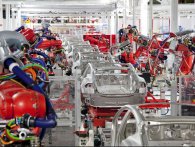 Se Tesla Model 3 robotter i 1/10 produktionshastighed