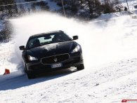 Se en Maserati drøne rundt i snedækkede alper i Italien